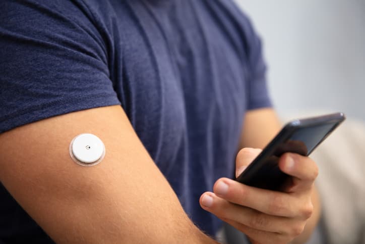 L’efficacité de la surveillance flash du glucose dans le liquide interstitiel chez les adultes atteints d’un diabète de type 1.