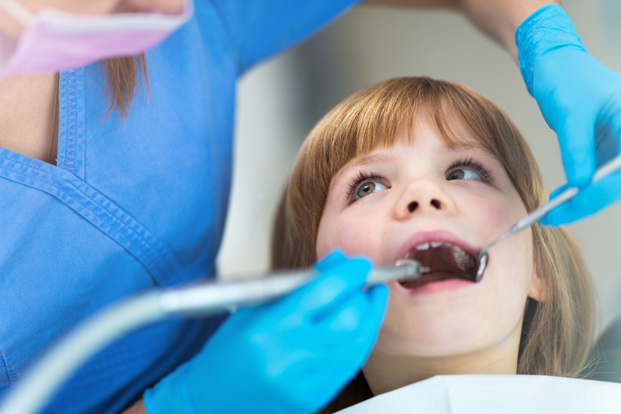Moins de sang, moins de peur : une révolution en dentisterie pédiatrique